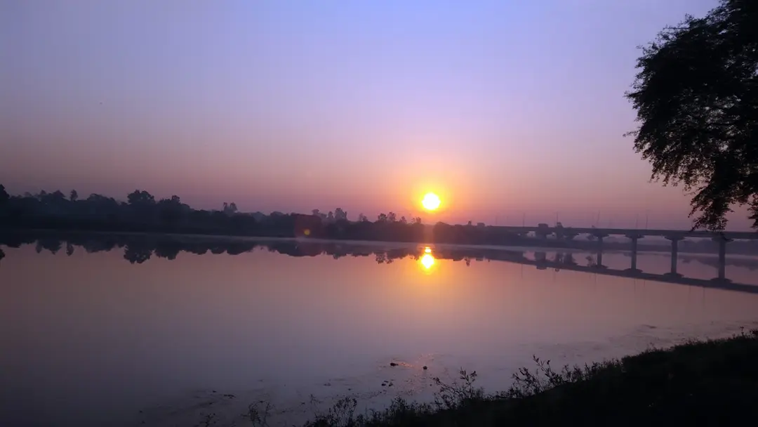 a-soft-sunrise-over-a-calm-river