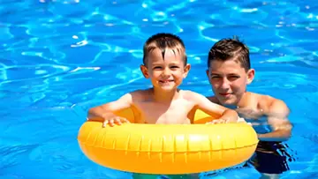 happy-kids-playing-in-a-swimming-pool